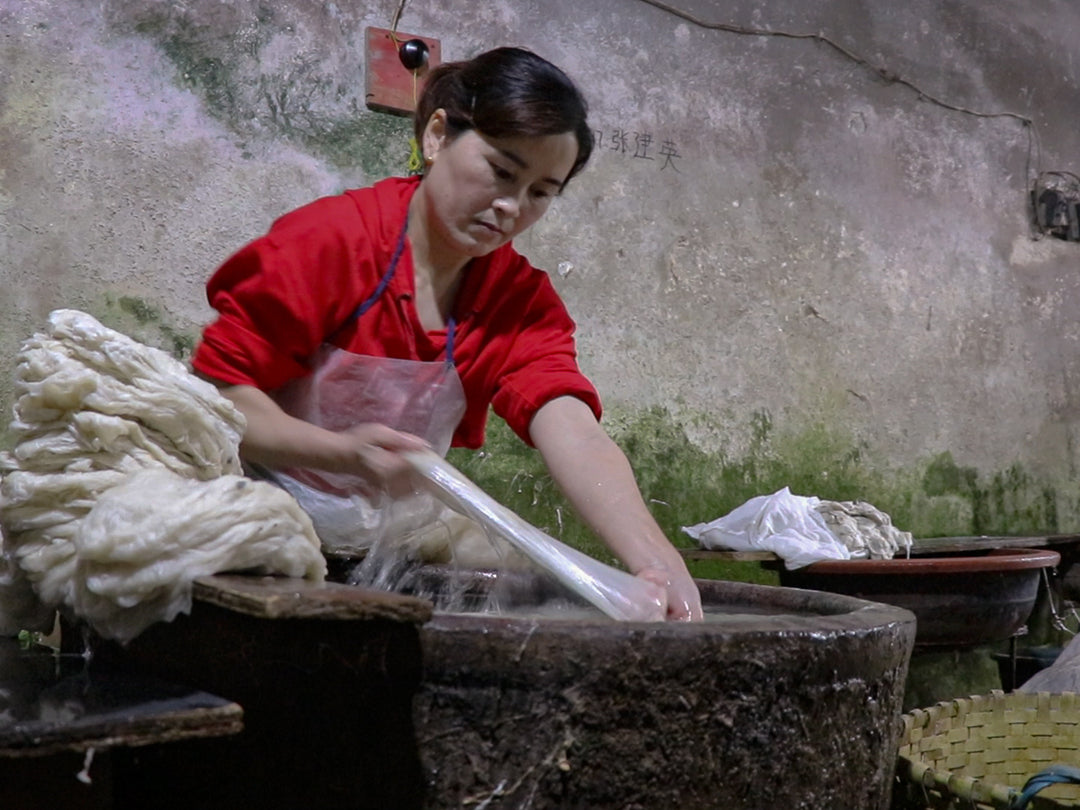 Expert makers like Auntie Jingying pull limestone-enriched water straight from the river to wash and process each cocoon by hand. Their incredibly meticulous labor of love sets the stage for supreme sleep for every body, in every season.