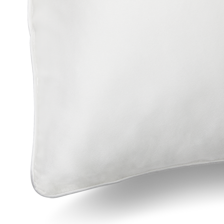 A close up of the piping detail of a KAILU silk pillowcase in white with white piping, made with the highest-quality, OEKO-TEX-certified mulberry silk in 25 momme silk weight