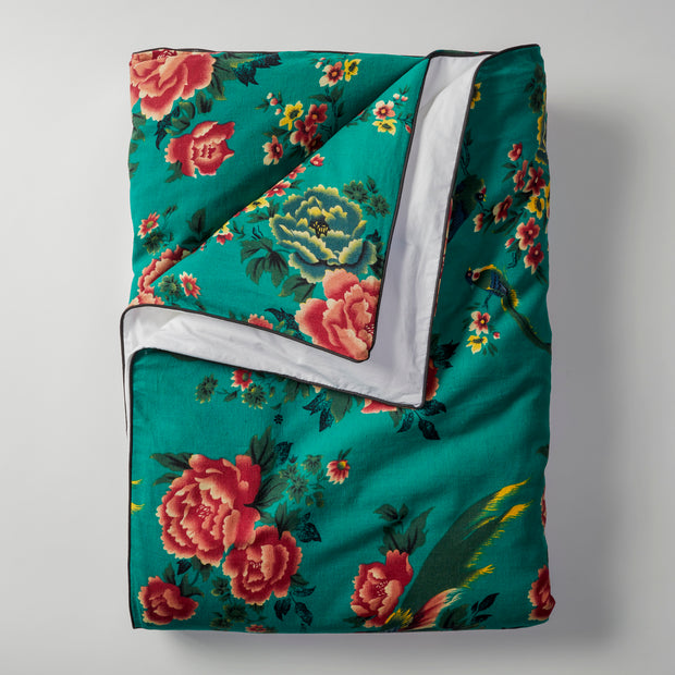 Open Road Portable Throw Set comes with a throw in two tone (vintage 1950s Shanghai peony and bird print on vibrant emerald linen fabric on one side and white on the other side) with black piping