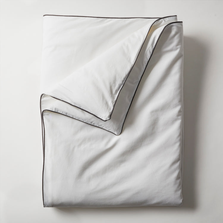 Open Road Portable Throw Set comes with a throw in white cotton sateen with black piping